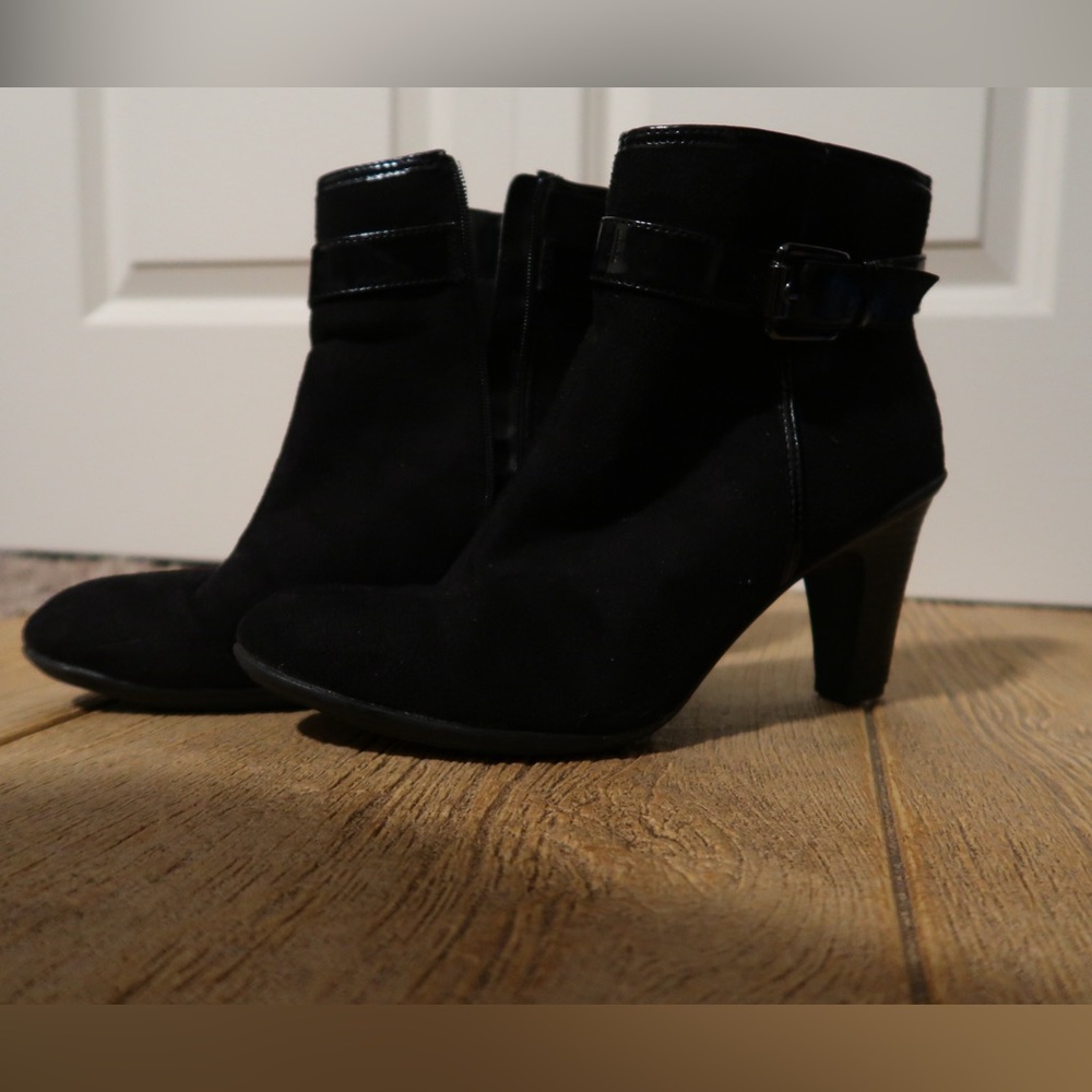 SHORT BLACK HEELS